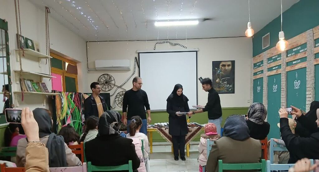 آیین تجلیل از اعضای گروه سرود_نمایش در کافه‌کتاب مرکز شماره‌ ۲ کانون کرمانشاه