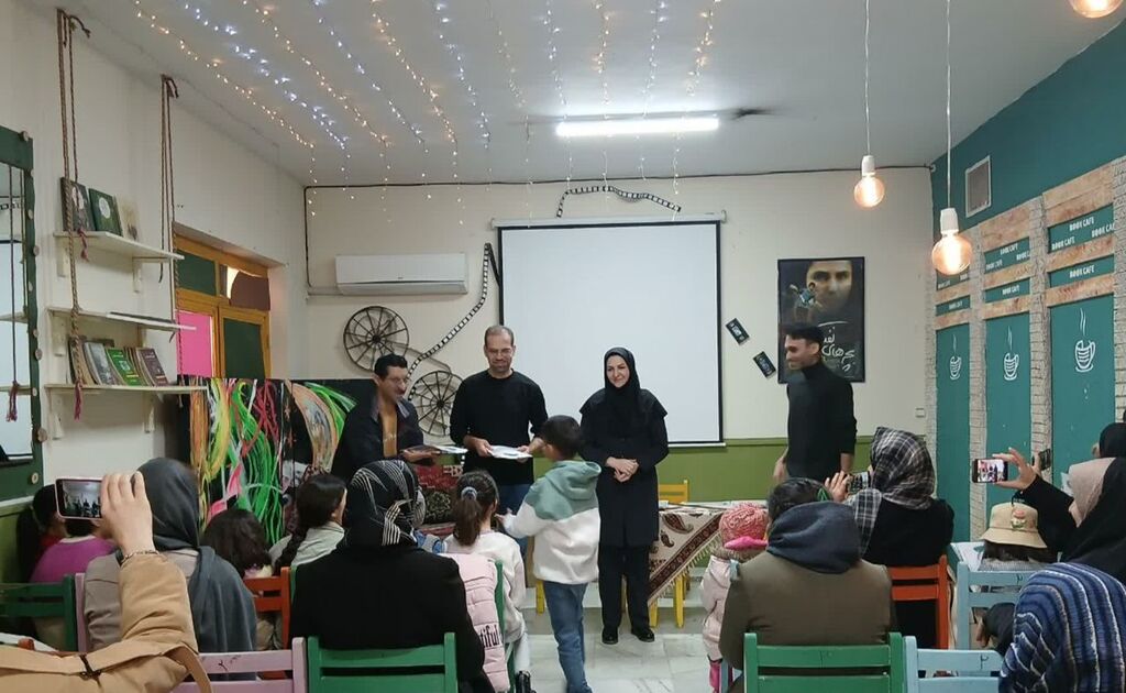 آیین تجلیل از اعضای گروه سرود_نمایش در کافهکتاب مرکز شماره ۲ کانون کرمانشاه