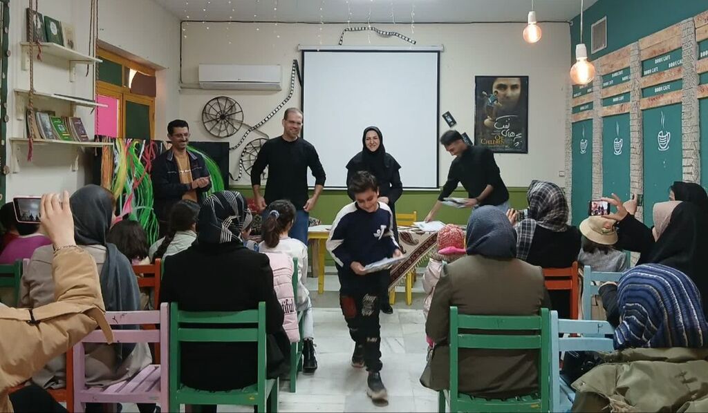 آیین تجلیل از اعضای گروه سرود_نمایش در کافه‌کتاب مرکز شماره‌ ۲ کانون کرمانشاه