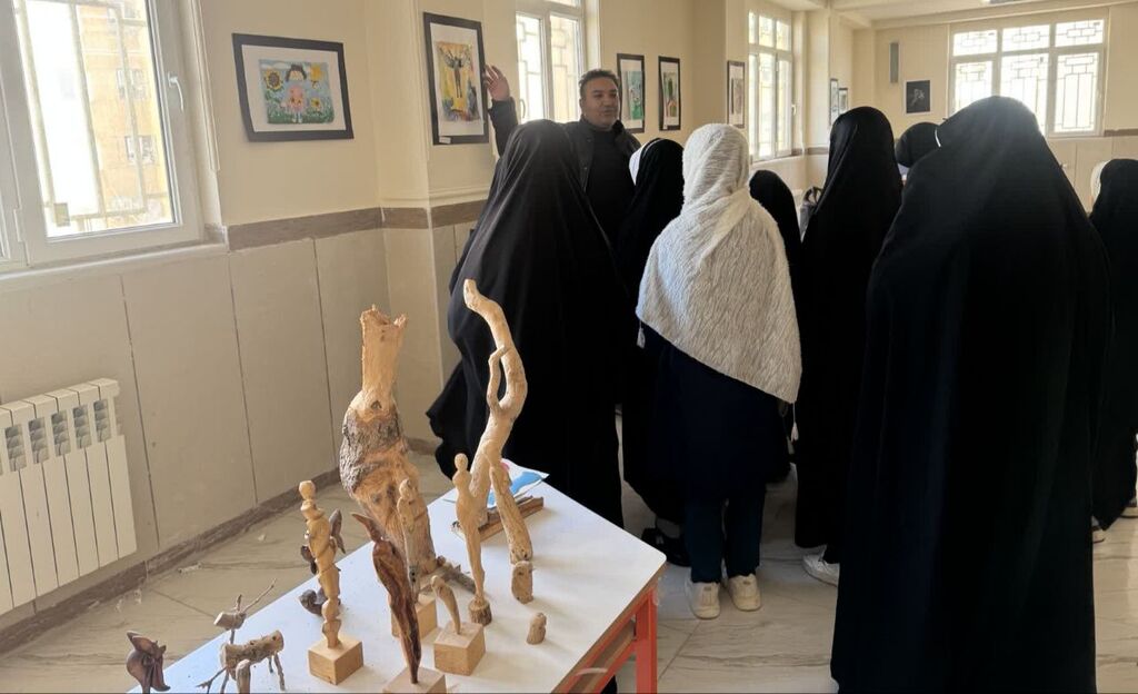 بازدید اعضا و دانشآموزان از نمایشگاه مقاومت مرکز شماره ۳ اسلامآباد غرب