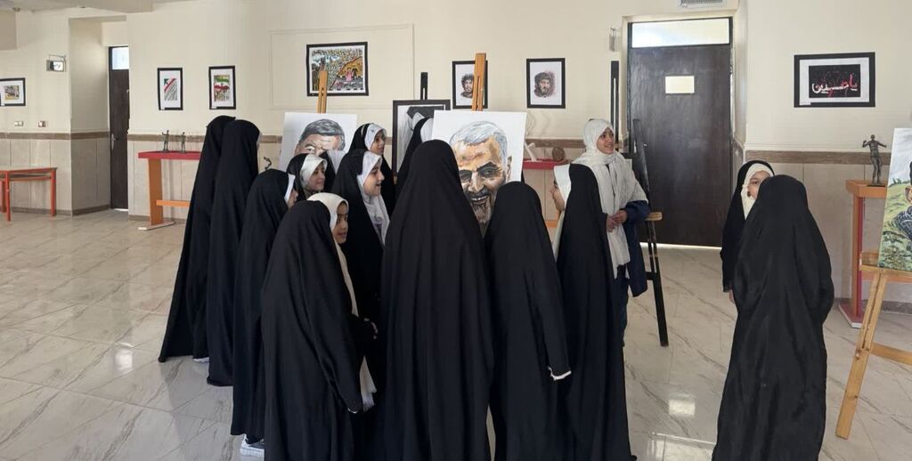 بازدید اعضا و دانش‌آموزان از نمایشگاه مقاومت مرکز شماره ۳ اسلام‌آباد غرب