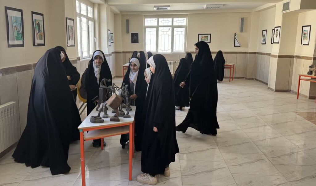 بازدید اعضا و دانشآموزان از نمایشگاه مقاومت مرکز شماره ۳ اسلامآباد غرب