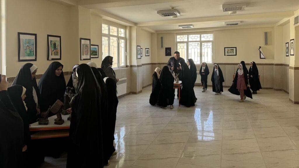 بازدید اعضا و دانشآموزان از نمایشگاه مقاومت مرکز شماره ۳ اسلامآباد غرب