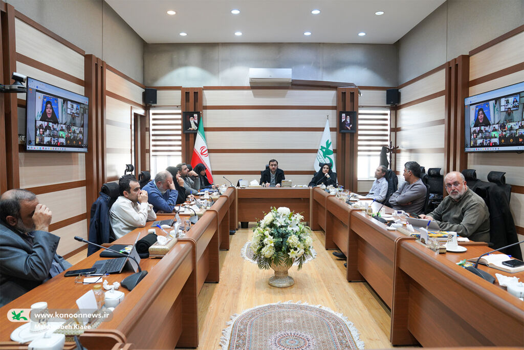 نشست مدیرعامل و شورای معاونان کانون پخش برنامه «محفل ستارهها» در نبود شبکههای اجتماعی، فرصت است