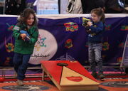 اجرا و معرفی بازی گروهی «چاله ذرت» در جشنواره اسباب‌بازی کانون