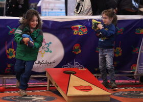 اجرا و معرفی بازی گروهی «چاله ذرت» در جشنواره اسباب‌بازی کانون