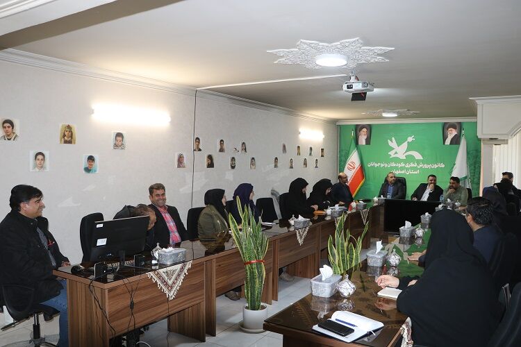 معیشت کارکنان اولویت اول معاونت توسعه و منابع کانون کشور است