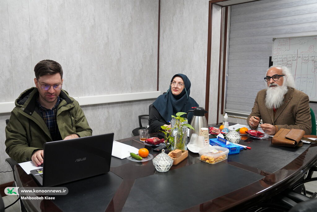 آثار دهمین دوسالانه ملی هنرهای تجسمی کانون داوری شد