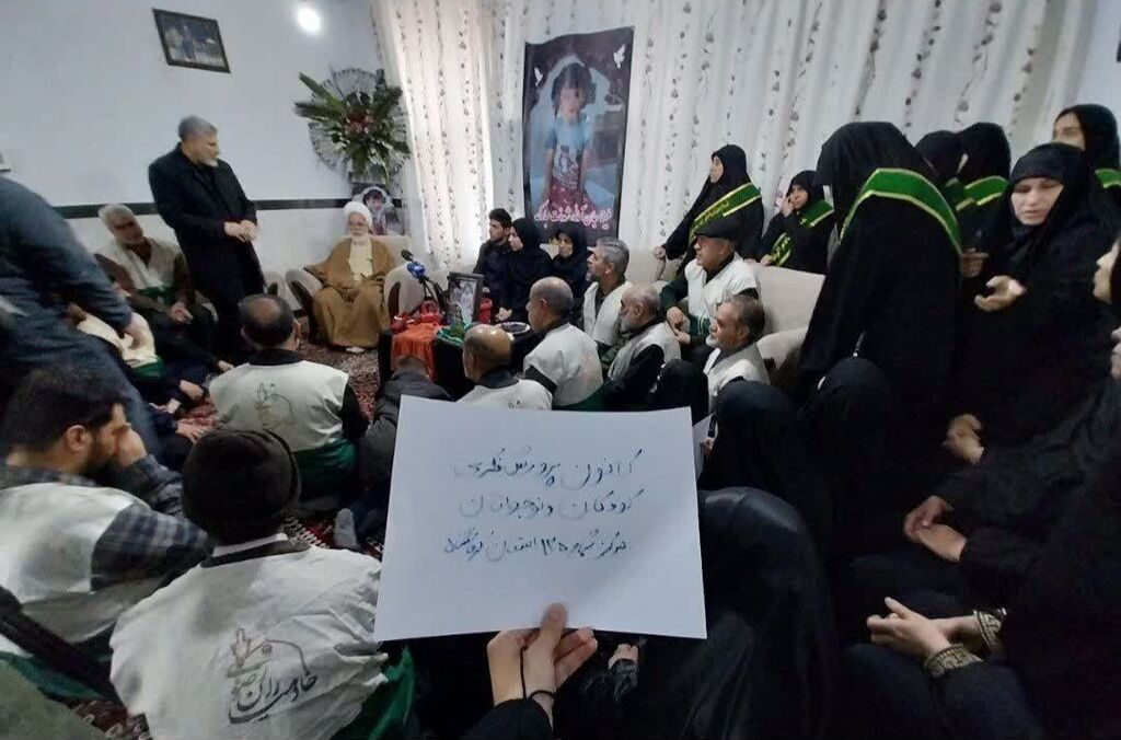 دیدار امام جمعه، مسئولان و اعضای کانون با خانواده کودک شهید کرمانشاهی