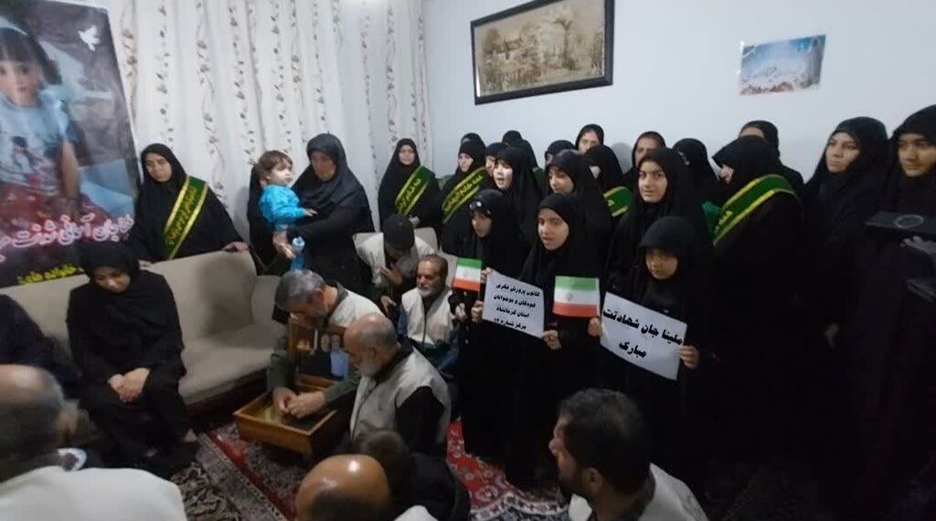 دیدار امام جمعه، مسئولان و اعضای کانون با خانواده کودک شهید کرمانشاهی