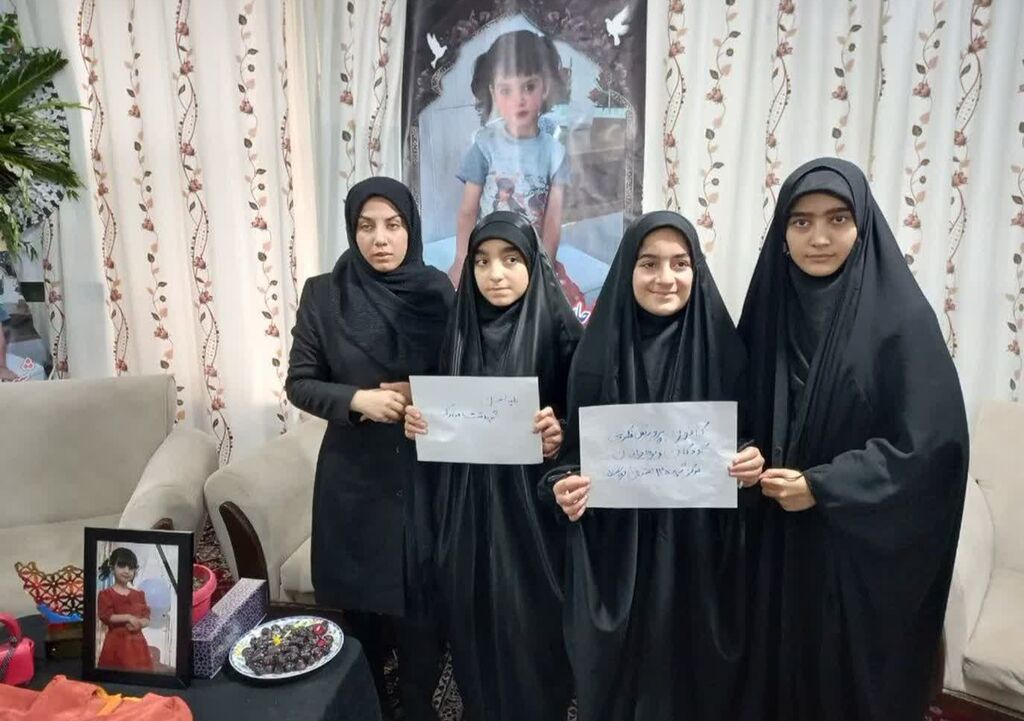 دیدار امام جمعه، مسئولان و اعضای کانون با خانواده کودک شهید کرمانشاهی