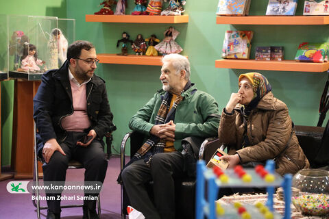 حضور مصطفی رحماندوست شاعر نام آشنای کودک و حامد علامتی مدیرعامل کانون در روزهای پایانی دهمین جشنواره ملی اسباب‌بازی