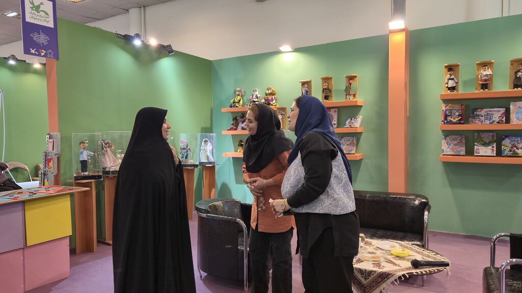 بازدید مدیرکل کانون گلستان از جشنواره اسباببازی