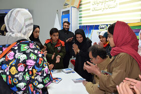 نشست ادبی «دو پنجره» با حضور غلامرضا بکتاش در خرم آباد لرستان برگزار شد-۱