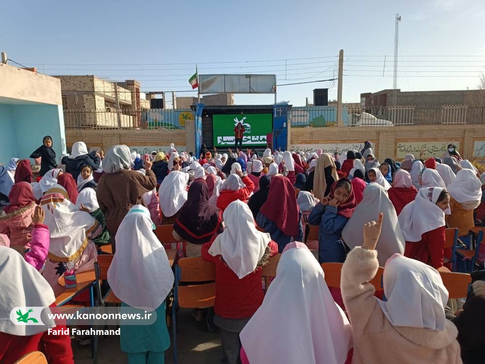 اشتیاق مخاطبان زاهدانی برای دیدن برنامههای تماشاخانه سیار کانون پرورش فکری