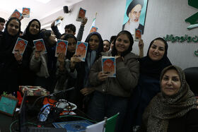 پانزدهمین نشست تخصصی «دو پنجره» با نقد و بررسی کتاب «عشق یک لبخند نیم‌سانتی» با حضور نویسنده اثر در کانون سمنان برگزار شد