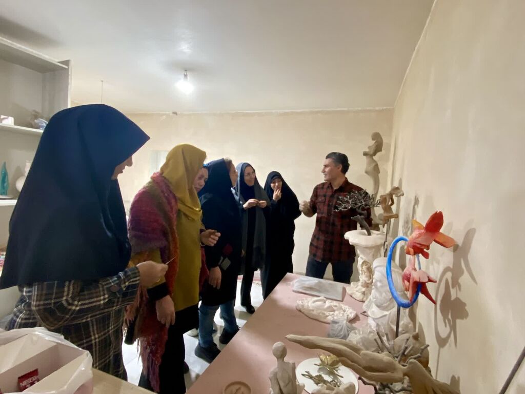 برگزاری دوره «طراحی احجام هندسی» ویژه مربیان هنری استان