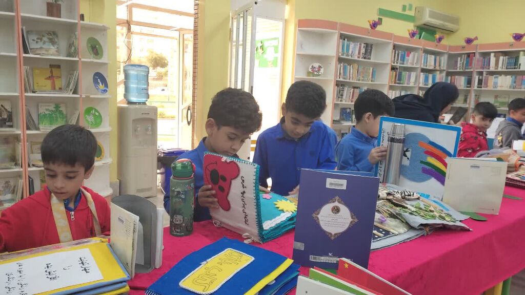 استقبال پرشور دانش آموزان و والدین از نمایشگاه کتابهای حسی و لمسی دربندرعباس
