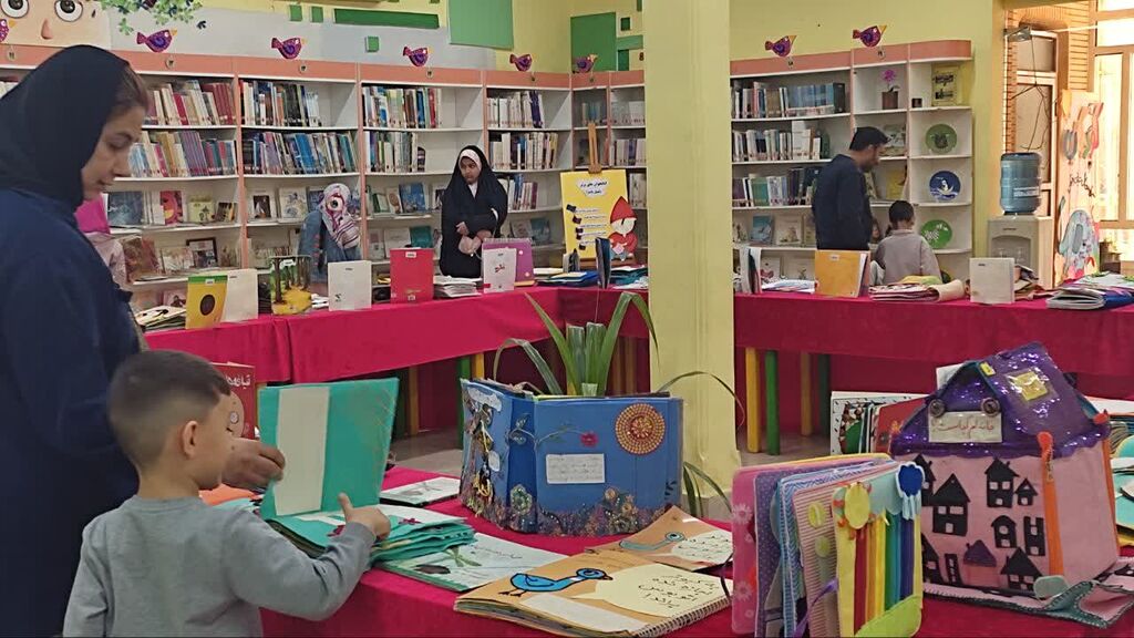 استقبال پرشور دانش آموزان و والدین&nbsp; از نمایشگاه کتابهای حسی و لمسی دربندرعباس