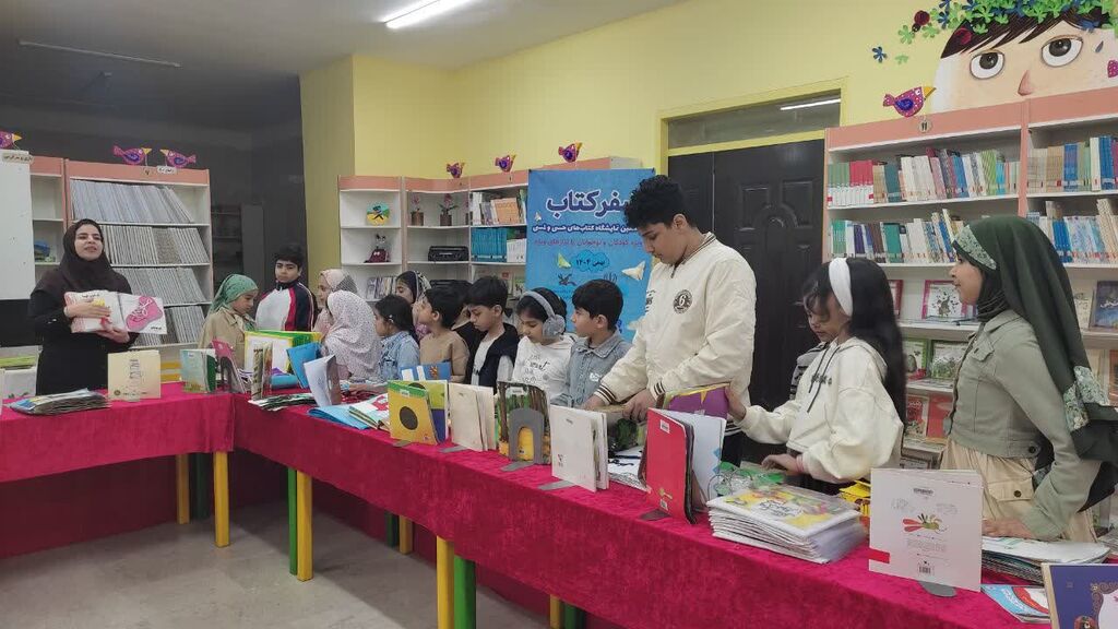 استقبال پرشور دانش آموزان و والدین از نمایشگاه کتابهای حسی و لمسی دربندرعباس