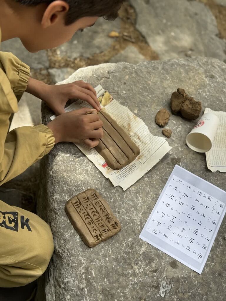 برگزاری کارگاه‌های خلاقانه ساخت سازه‌های هنری در مرکز شماره ۳ اسلام‌آباد غرب