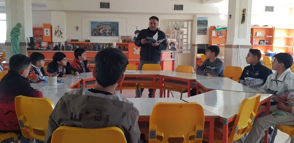 برگزاری کارگاه‌های خلاقانه ساخت سازه‌های هنری در مرکز شماره ۳ اسلام‌آباد غرب