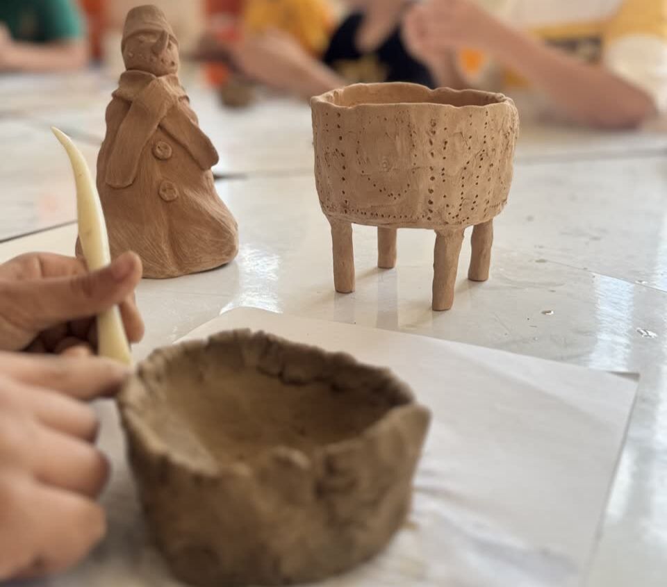 برگزاری کارگاه‌های خلاقانه ساخت سازه‌های هنری در مرکز شماره ۳ اسلام‌آباد غرب