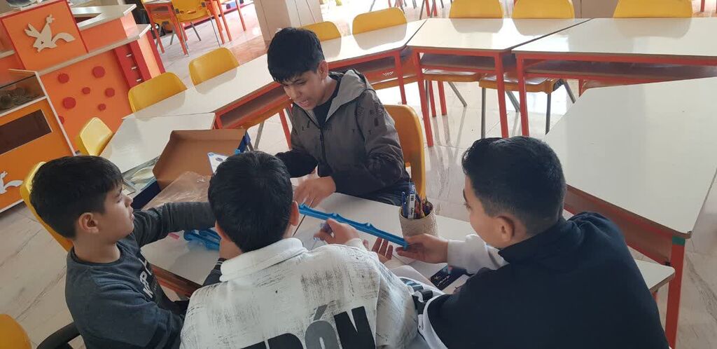 برگزاری کارگاههای خلاقانه ساخت سازههای هنری در مرکز شماره ۳ اسلامآباد غرب