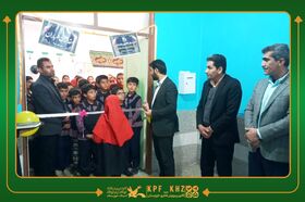 اهدای قفسه کتاب کانون به دبستان روستای بن‌رشید رامهرمز