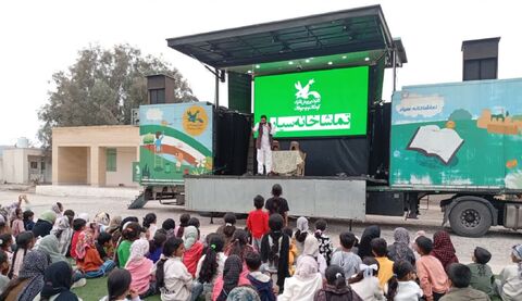 حضور تماشاخانه سیار کانون پرورش فکری کودکان ونوجوانان در فین و چهچکور