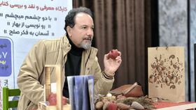 غلامرضا بکتاش: شعرتان را به "لایک" نفروشید!