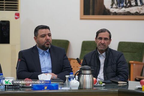 امیرمحمدژور معاون توسعه و روح‌الله عباسی نژاد، مدیر دفتر مرکزی حراست کانون در چهارمین نشست کمیته کودک و نوجوان دهه فجر