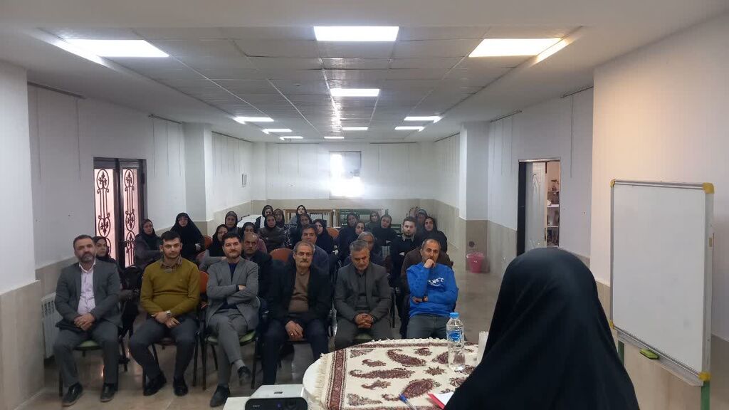 نشست آموزشی «تبیین مسائل روز» در کانون البرز