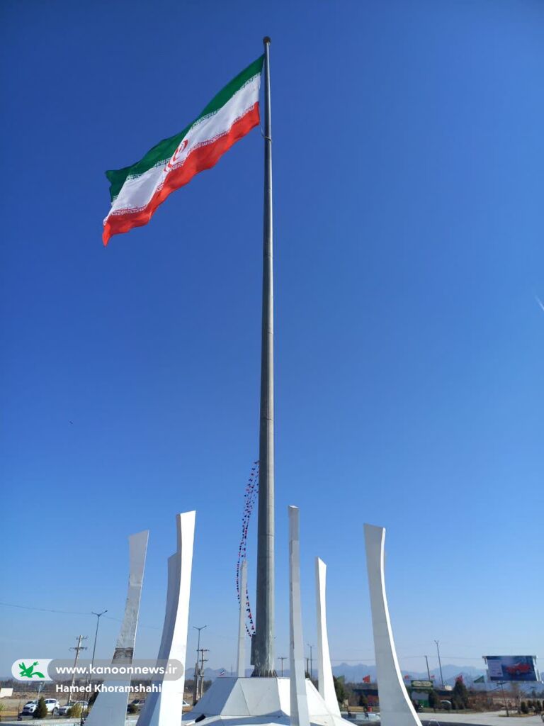 جشن پرچم در آستانه‌ی سالروز پیروزی انقلاب در زاهدان برگزار شد