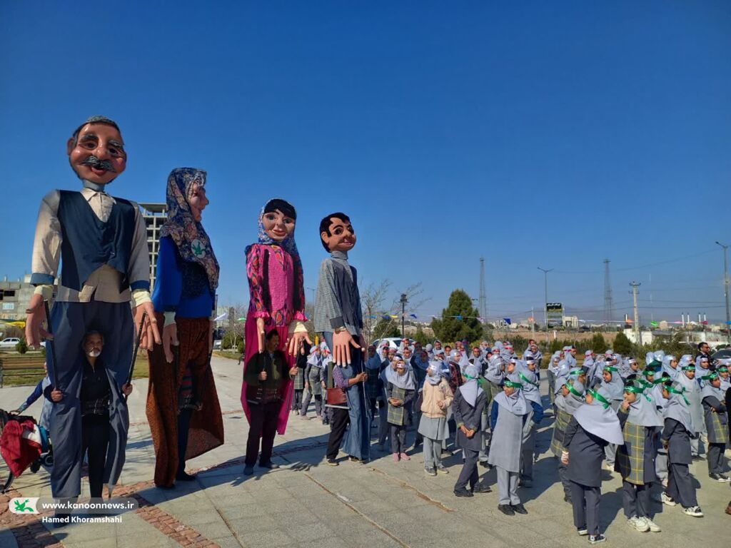 جشن پرچم در آستانهی سالروز پیروزی انقلاب در زاهدان برگزار شد