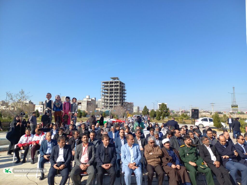 جشن پرچم در آستانهی سالروز پیروزی انقلاب در زاهدان برگزار شد