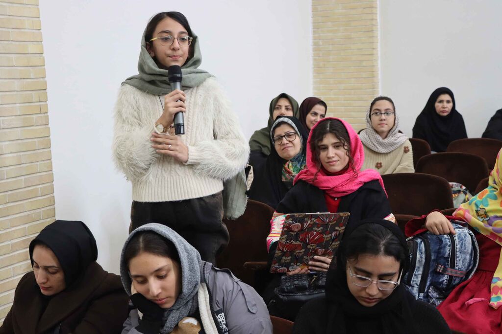 رویداد دو پنجره، نگاهی به ادبیات نوجوان