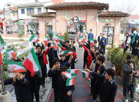 ادای احترام کودکان و نوجوانان گیلانی به شهیدان