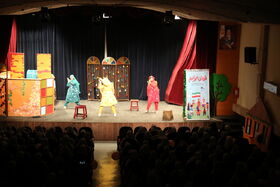 نمایش «بیاین به شهر قصه» همزمان با آغاز دهه مبارک فجر در بوشهر روی صحنه رفت