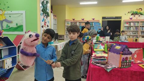 بازدید بیش از ۶۰ کودک اوتیسم از نمایشگاه کتاب‌های حسی‌ـ‌لمسی در کانون فراگیر بندرعباس