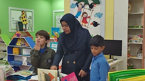 بازدید بیش از ۶۰ کودک اوتیسم از نمایشگاه کتاب‌های حسی‌ـ‌لمسی در کانون فراگیر بندرعباس