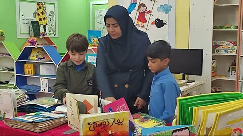 بازدید بیش از ۶۰ کودک اوتیسم از نمایشگاه کتاب‌های حسی‌ـ‌لمسی در کانون فراگیر بندرعباس