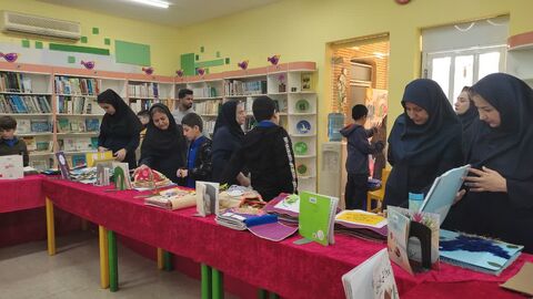 بازدید بیش از ۶۰ کودک اوتیسم از نمایشگاه کتاب‌های حسی‌ـ‌لمسی در کانون فراگیر بندرعباس