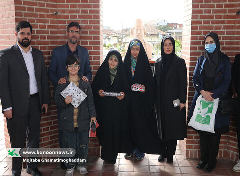 ادای احترام کودکان و نوجوانان گیلانی به شهیدان