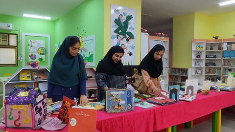 بازدید جمعی از اعضای انجمن نابینایان و مربیان این انجمناز نمایشگاه کتابهای حسی و لمسی