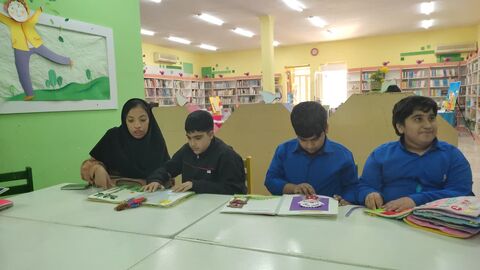 بازدید جمعی از اعضای انجمن نابینایان و مربیان این انجمناز نمایشگاه کتابهای حسی و لمسی