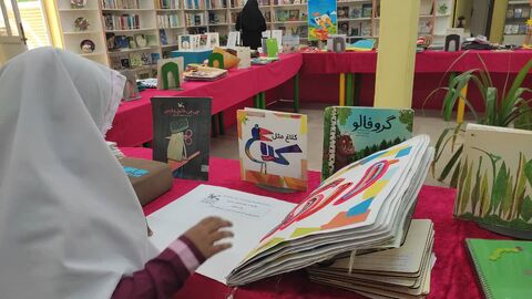 بازدید جمعی از اعضای انجمن نابینایان و مربیان این انجمناز نمایشگاه کتابهای حسی و لمسی