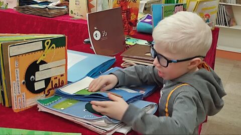 بازدید جمعی از اعضای انجمن نابینایان و مربیان این انجمناز نمایشگاه کتابهای حسی و لمسی