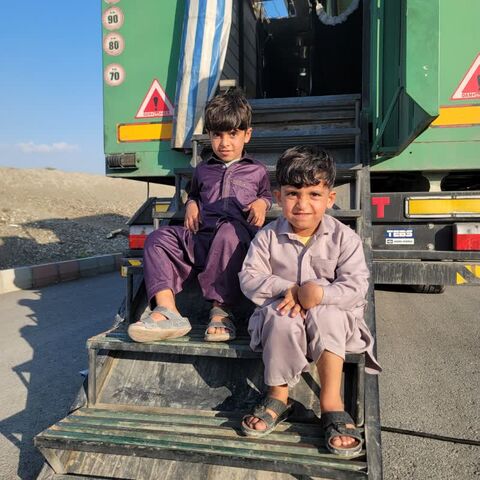 حضور تماشاخانه سیار کانون پرورش فکری در منطقه جاسک و لیردف