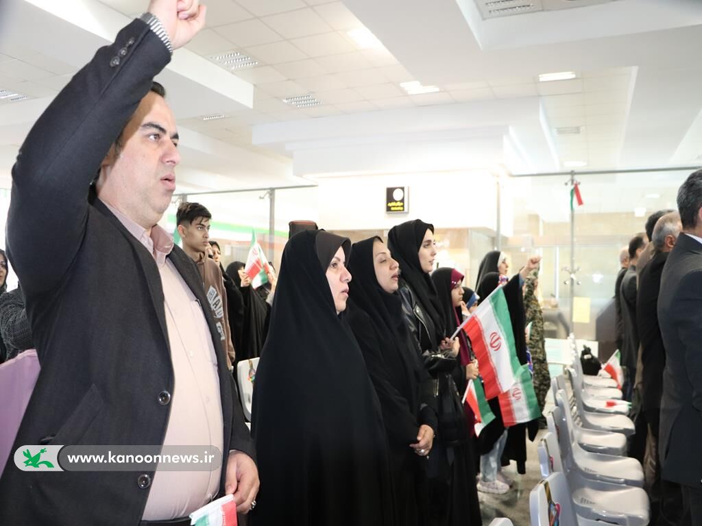 هنرنمایی عضو کودک کانون گلستان در مراسم استقبال نمادین از ورود امام خمینی(ره)